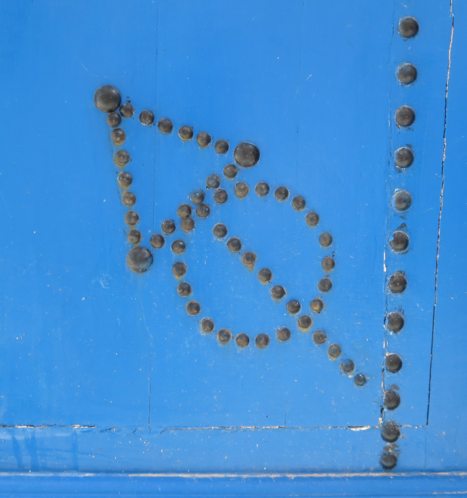 A fibula symbol on a door in Tunis: jewellery as carrier of cultural identity