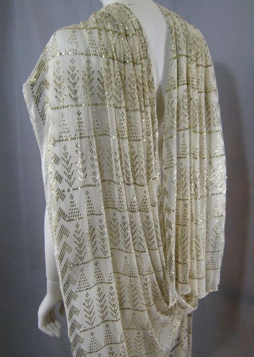 Assuit shawl with cowl
